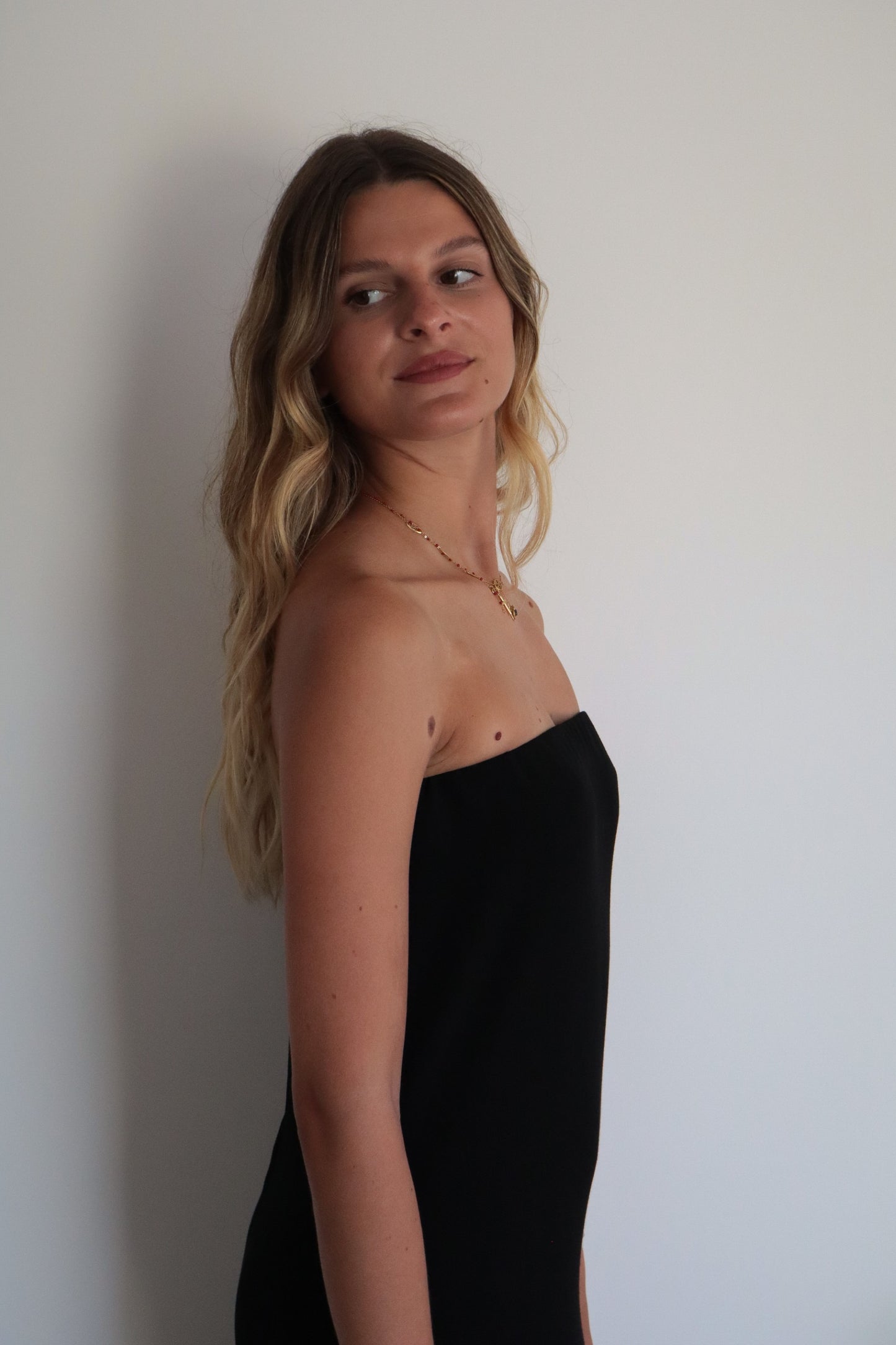 Robe longue noire minimaliste fabriquée en France par Pearl